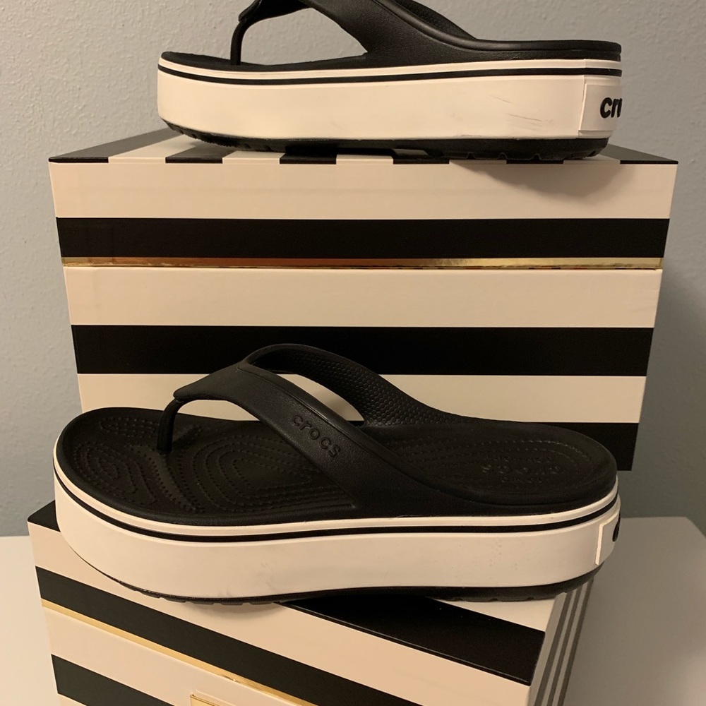 Crocs Platform flip flop in Black/White. Size 9